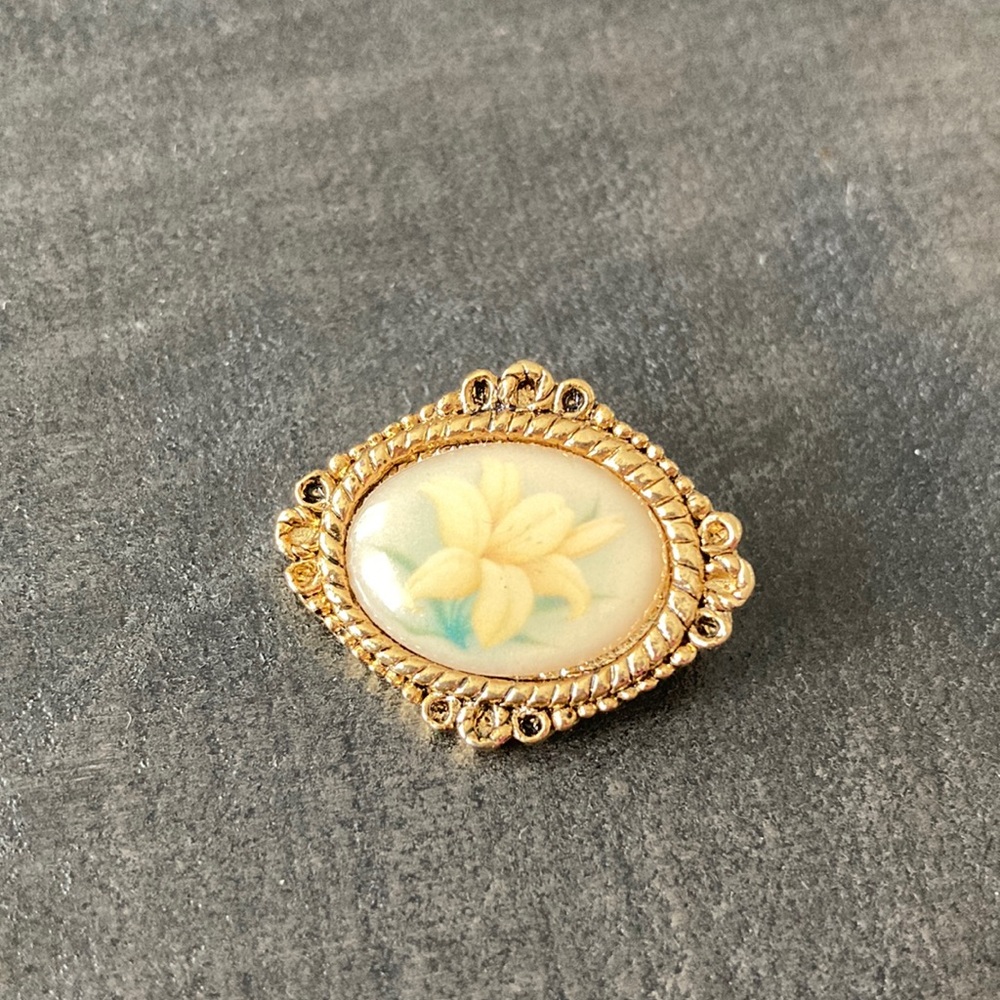 Vintage CAMCO signed flower pin.